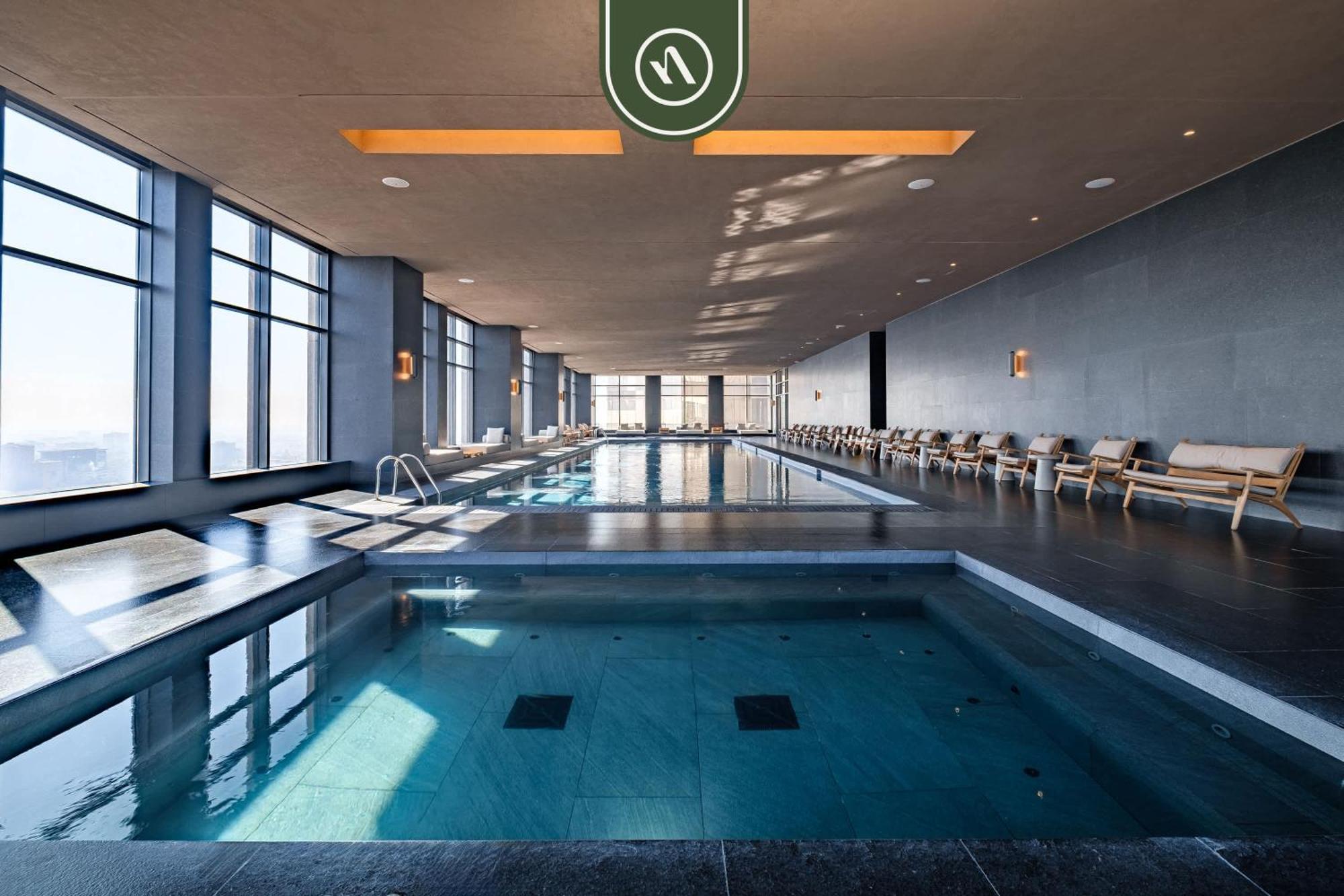 Luxury - Pool - Revolution Monument View