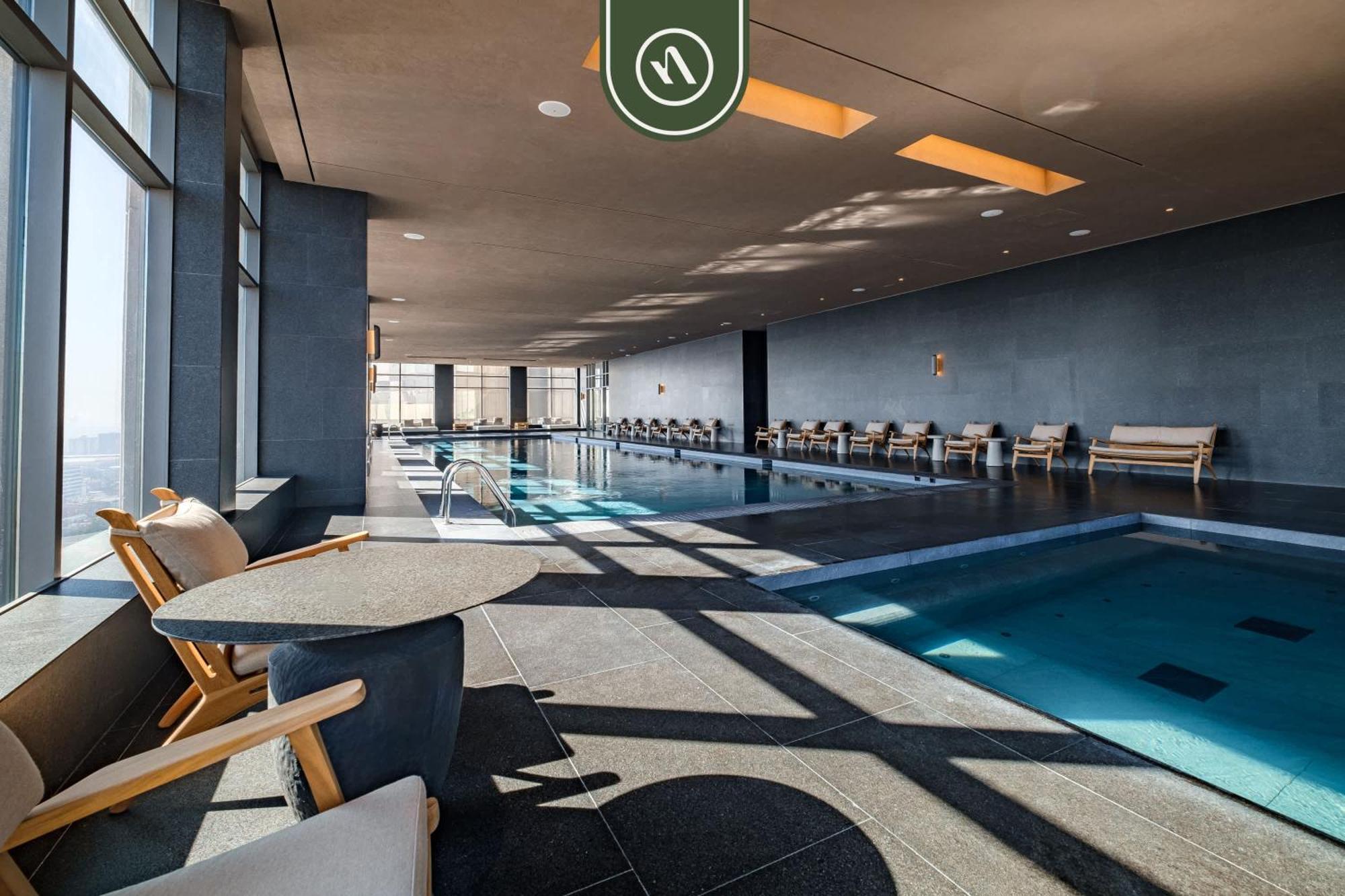 Luxury - Pool - Revolution Monument View